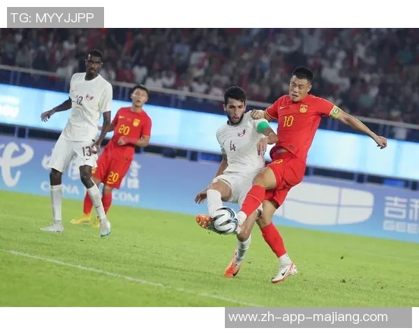 中国蓝队迎战卡塔尔力争胜利展现足球风采与团队精神